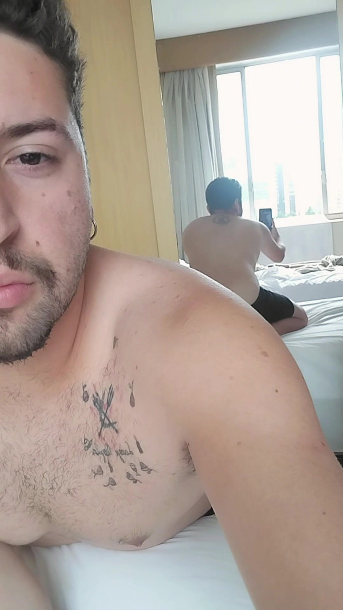 Marcosninfo: Bir heteroseksüel arkadaşımın fark etmesi için odanın içine gösterdim.