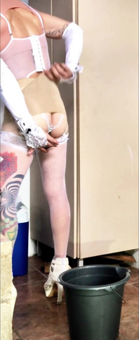 Seksi femboy beyaz çoraplı anal dildo içinde