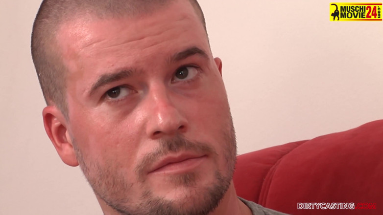 Czech Pornzone: Arsız esmer kocasını emiyor, pornocu adam onu arkadan sikiyor