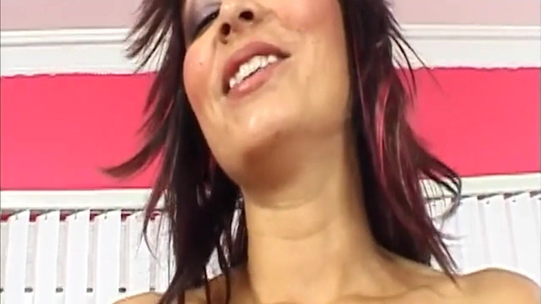 Cumdate: Tante seksi rambut cokelat lagi asik fingering memek bebasnya sampai...
