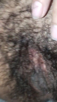 Dedilhando sua buceta madura peluda e gostosa