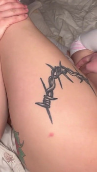Un vieux joue avec ma chatte et me baise