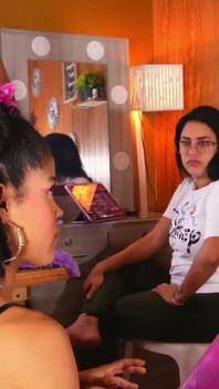 Lesbiene tinere fac o sesiune de cu pumnul