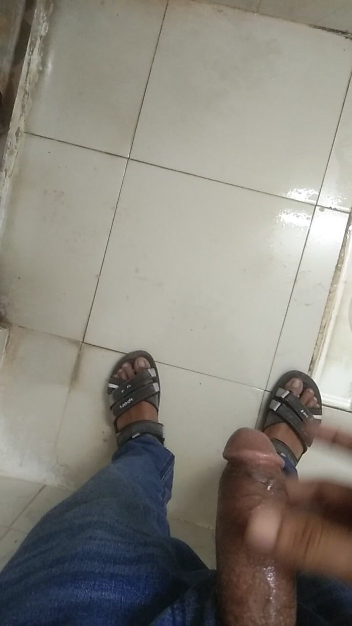 Viral_tiktokar: I Went to the Office Bathroom and Hit My Hand...