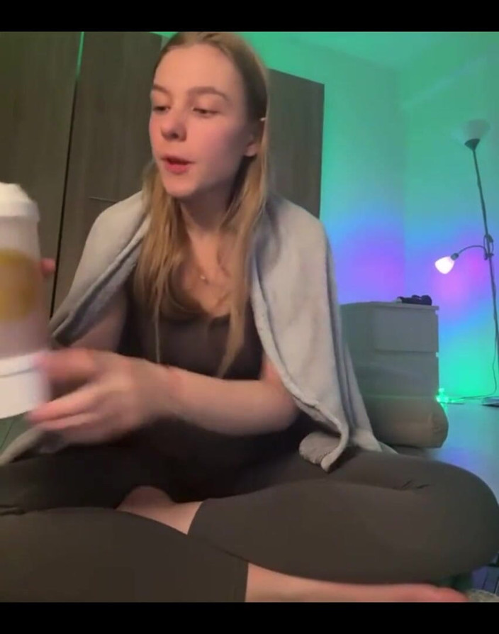 JuiceLussie: Jezte moji pannu Chutnou kundičku, zatímco já to masturbuji