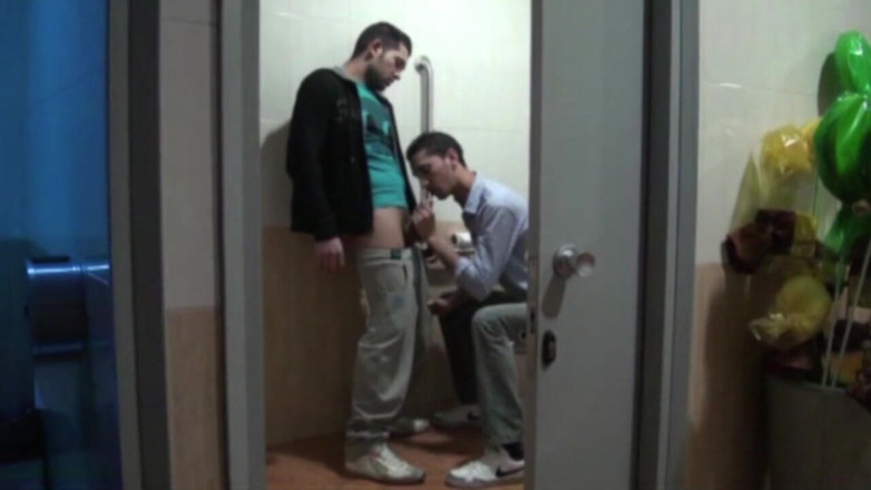 Crunch Boy: Straight arab fucked in public toilett