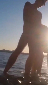 Sexo romántico en una playa pública
