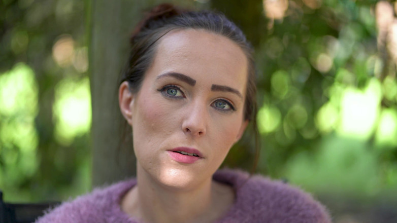 Alicia Robertz: Palenie na świeżym powietrzu z bliska - drobna brunetka