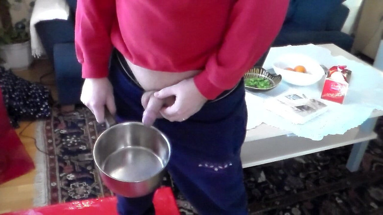 Sex hub male: John se pișă într-o bucătărie