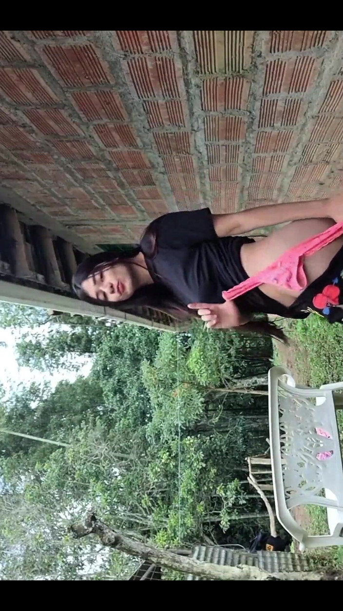 Yulieth Gomez: Yulieth Gomez se toca no parque e mostra sua buceta...