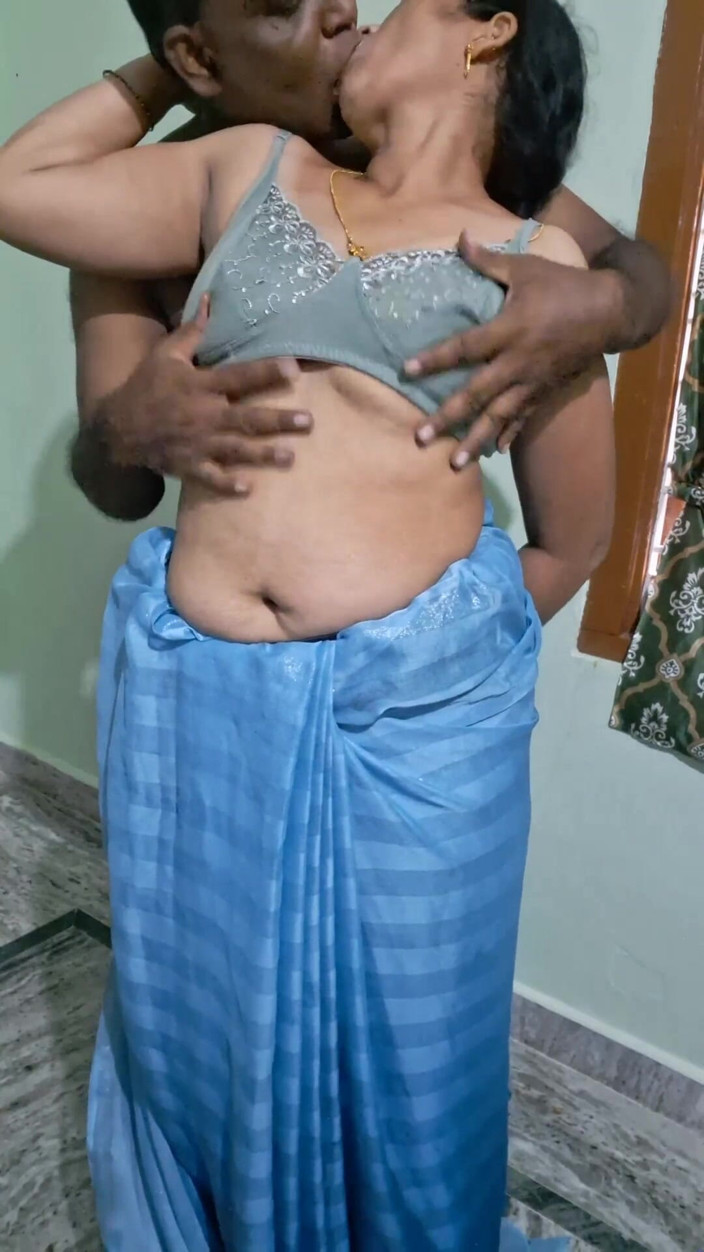 Sexy sindu: Hot Kissing Couple