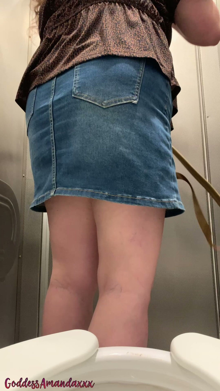 Goddess Amanda: Peeing in Short Skirt &amp; No Panties