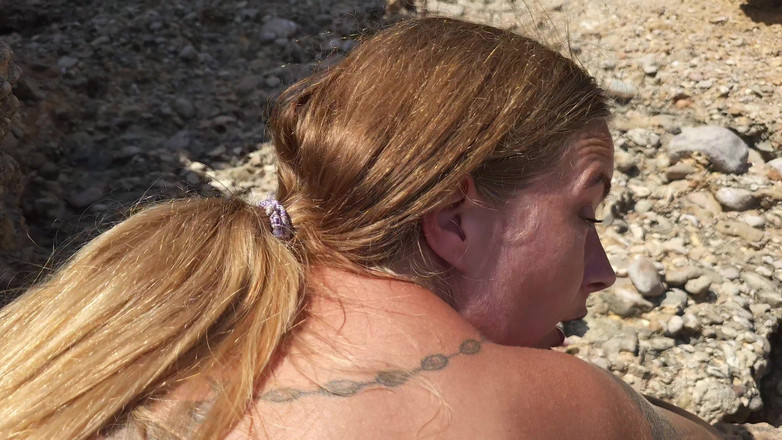 Melody Pleasure: Una Follada Rápida En La Playa Bajo El Sol Español