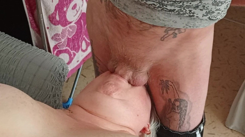 Zona901: Tvrdě šukám svou macechu do pusy a naplňuji ji spermatem