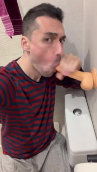 Seksowny ojczym ujeżdża dildo