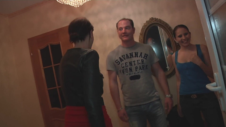 German amateur - 100% German hardcore videos: ブルネットの女の子クソ男に三人組