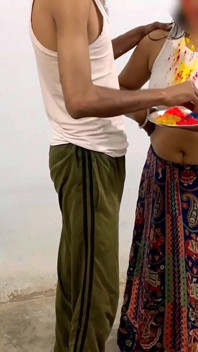 Holi oynamaya gelen Hintli kadın boşaltıldı ve sonra günahkar olarak ayrıldı.
