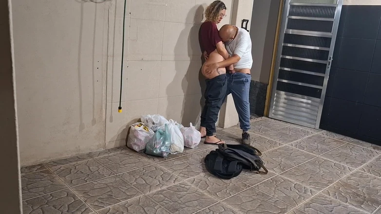 Gabi SweetCouplesStories: Vysokoškoláci přeskočí třídu a mají tajně sex za vysokou školou