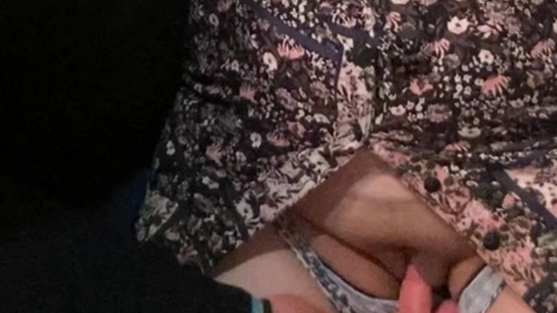 Niki studio: Tangan orang asing di bawah skirt saya. Si Dia Menyentuh...