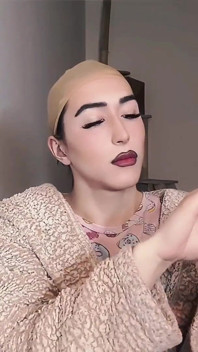 Ragazzo effeminato a trasformazione femminuccia sexy con trucco e parrucca