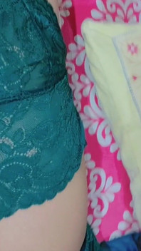 Ladyboy asiatico carino e caldo in sexy lingerie di seta abito da notte