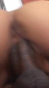 Perempuan jalang Asia mengambil zakar hitam besar - deepthroat dan dikongkek basah