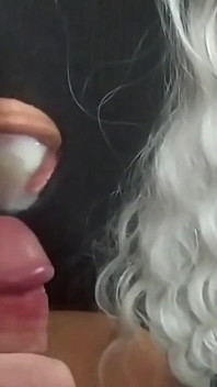 Big-titted dziwka lubi ssie trzy kutasy, które wypełniają jej usta z dużą ilością gorącej spermy.