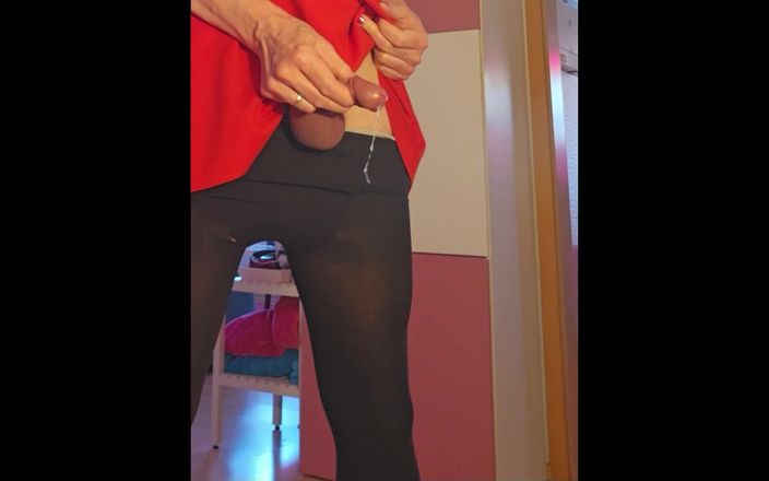 TSLillySophie: TS Lilly Sophie дрочит ее твердый девчий хуй и играет с ее большими сиськами, пока она не выпустит свою большую порцию спермы