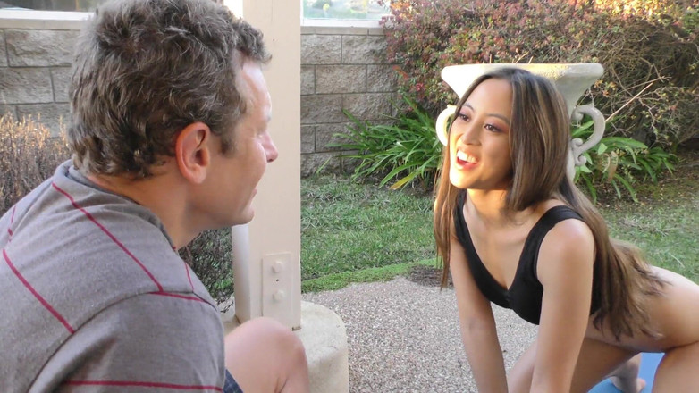 Lethal hardcore videos: Quente jovem asiática Alexia Anders fode seu padrasto depois de...