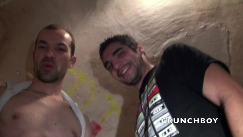 Crunch Boy: Straigth curiosa scopa un gay nel seminterrato di discret
