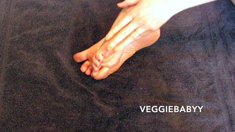 Veggiebabyy: 足に油を塗る