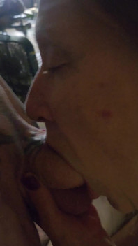 Une Gentille Fille Suce La Bite De Son Mari Et Se Masturbe