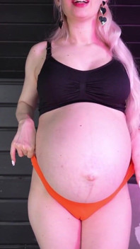 Pregnant in Cameltoe