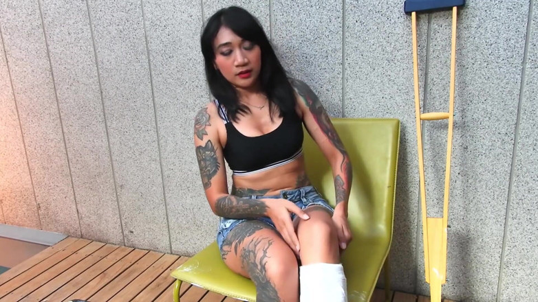 Asian Pussy Vision: Model Asia bertatu dengan kaki cast pendek