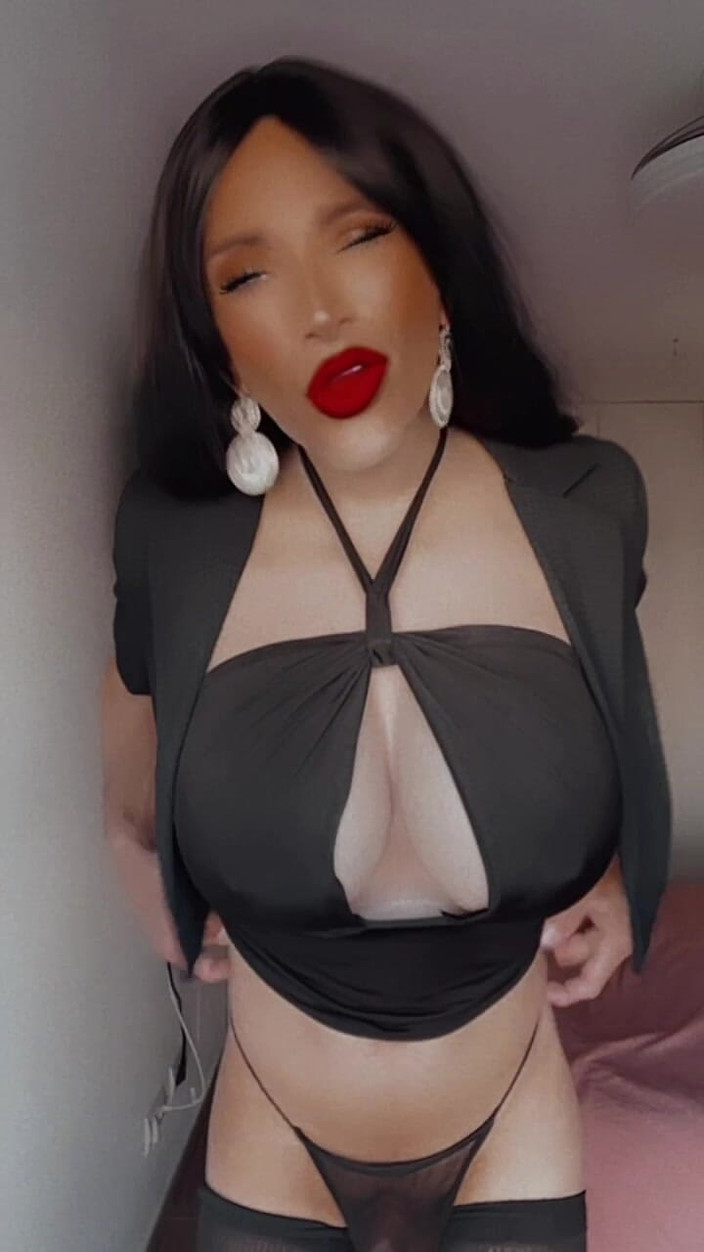 Sissy Slut Brianna: Süßer Blick, gefährliche Absichten