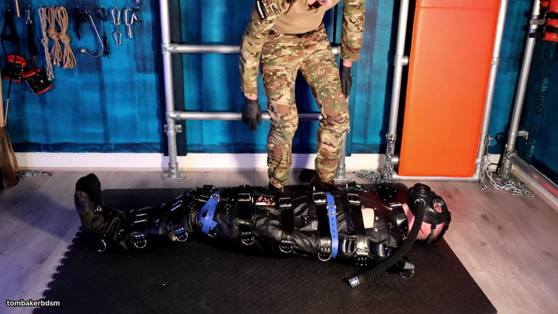 TomBakerBDSM: Terikat dalam karung kulit untuk Estim (4K)