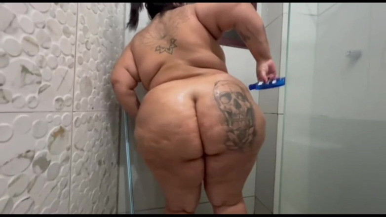 Mary Jhuana: Safada Passa Óleo Antes Do Banho