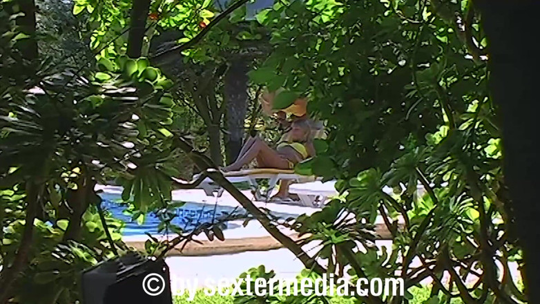 Sextermedia by Pete: La chica en bikini Cindy quiere que su culo mojado...