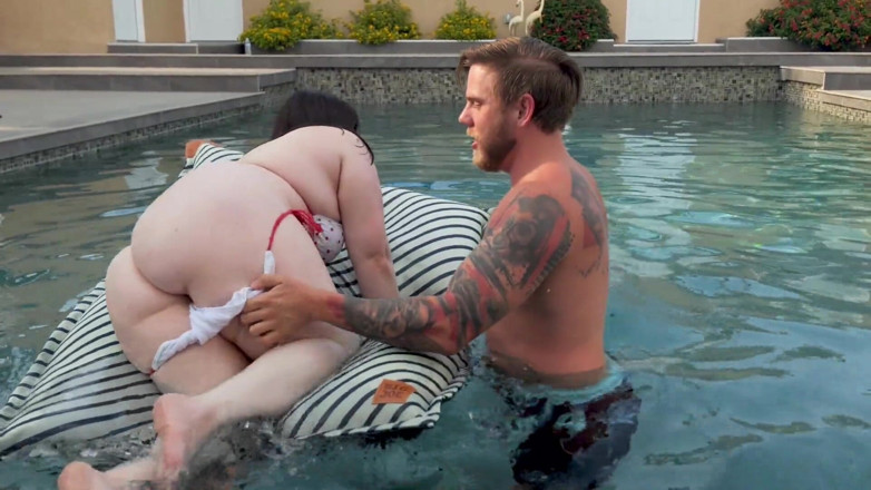 Steve Rickz: Boquete e comendo cu na piscina - grandona recebe rabuda lambida -...