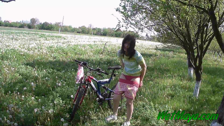 Wet Maya: Kikar på hennes cykel