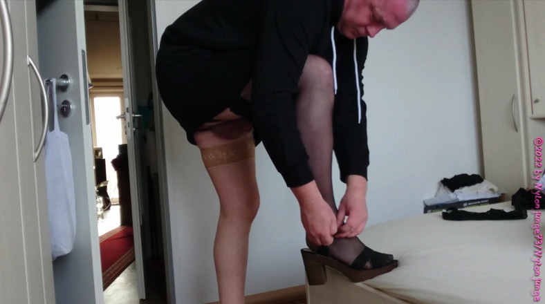 Carmen_Nylonjunge: Welke kleur van nylons voor de jurk #2