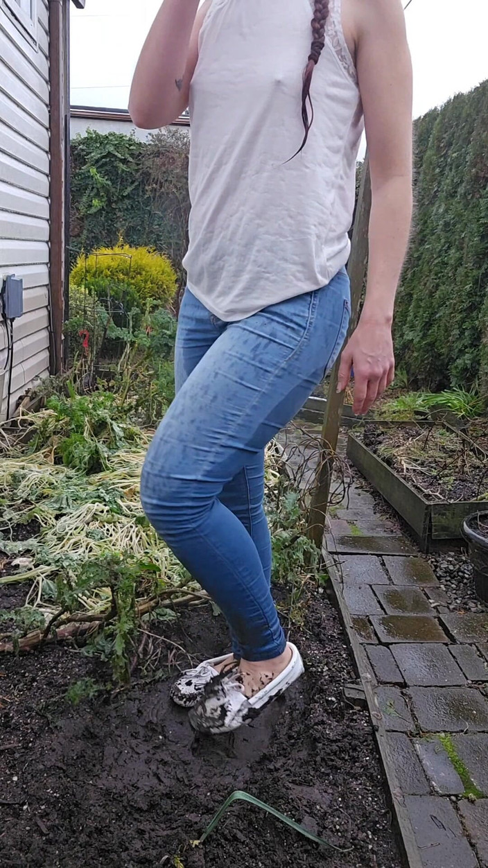 Nerdy_faery: Lamacenta branca mocs e jeans xixi