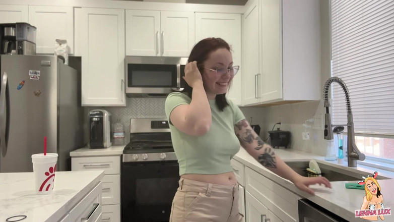 Lenna Lux: 널 보고 있는 하녀