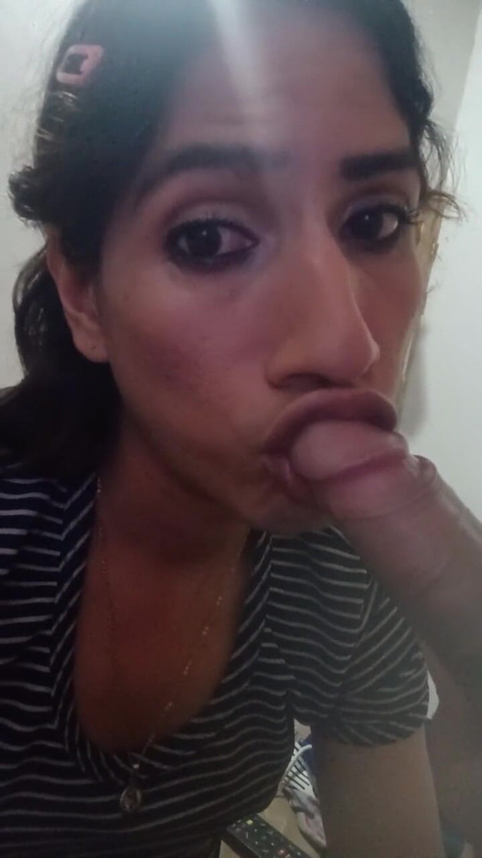 Femboy from Colombia: 我们正在进行一些很好的口交