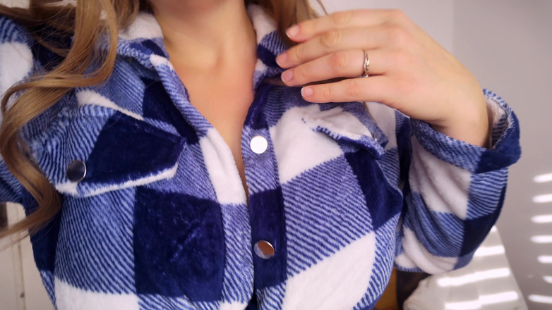 Mrs Wetslavs: Пухла матуся катається на ділдо. Великі стрибаючі цицьки.