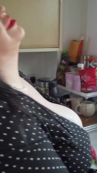 Mia, Kitchen Quicky - Tittar upp, Leder till ett knull