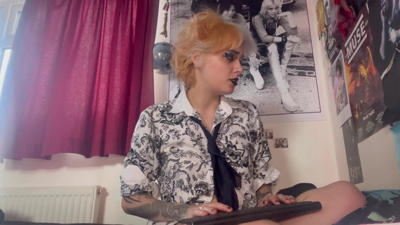 Glitterqueen1999: Une employée de bureau gothique a un cœur et une...