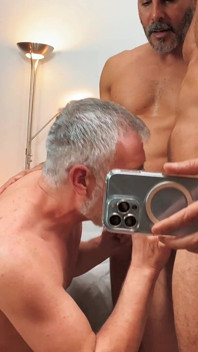 배다른 아들을 방문하기 위해 런던에 온 새아빠와 친구를 만났습니다.
