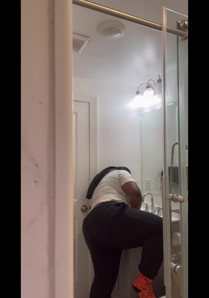 Anye Meshell: Mmmm 这些的男人在视频通话中看着我