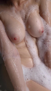 Desideri divertirti in bagno con me?